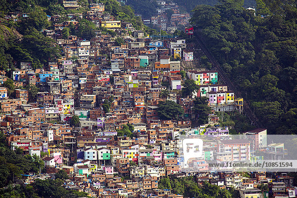 Blick auf die Favela Santa Marta (Slum) mit der Standseilbahn  Rio de Janeiro  Brasilien  Südamerika