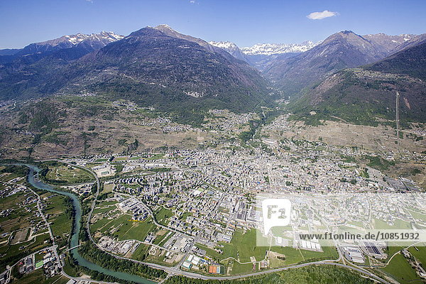 Luftaufnahme von Sondrio und der Bernina-Gruppe  Unteres Valtellina  Lombardei  Italien  Europa