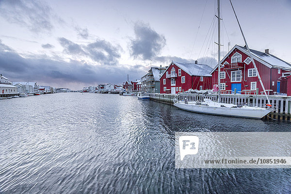 Das typische Fischerdorf Henningsvaer mit seinen roten Häusern (rorbu)  Lofoten-Inseln  Arktis  Nordnorwegen  Skandinavien  Europa