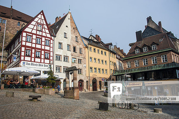 Fachwerkhäuser und Straßencafés am Albrecht-Dürer-Platz im mittelalterlichen Stadtzentrum der Stadt Nürnberg  Bayern  Deutschland  Europa