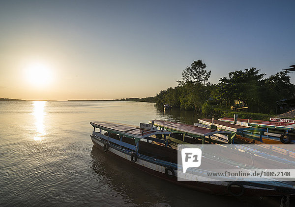 Fischerboote bei Sonnenuntergang auf dem Suriname-Fluss bei Paramaribo  Surinam  Südamerika
