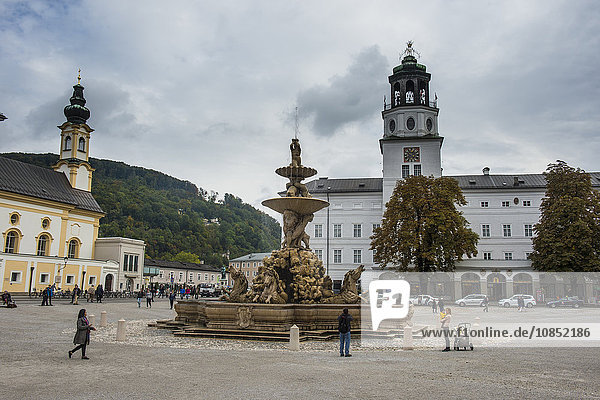 Residenzplatz im historischen Zentrum von Salzburg  Österreich  Europa