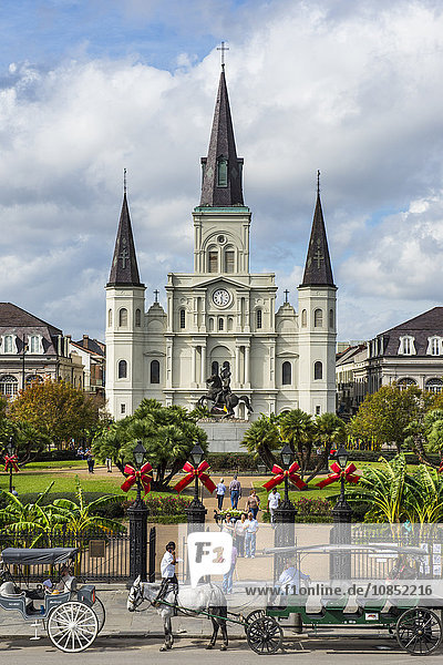 Alte Pferdewagen vor dem Jackson Square und der St. Louis Cathedral  Französisches Viertel  New Orleans  Louisiana  Vereinigte Staaten von Amerika  Nordamerika