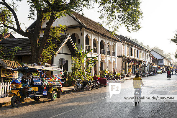 Typische Straßenszene  Luang Prabang  Laos  Indochina  Südostasien  Asien