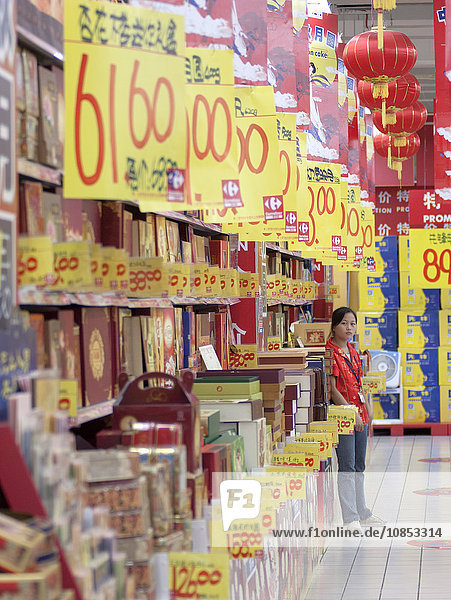 Supermarktmitarbeiter  die Werbung verkaufen  Konsumverhalten im neuen China  Shanghai  China  Asien