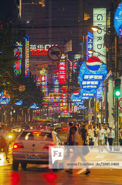 Einkäufer in neonbeleuchteten Straßen  Shanghai  China  Asien