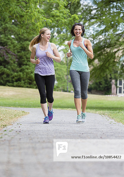 Zwei Frauen joggen in einem Park