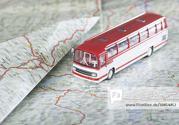 Modell-Autobus steht auf einer Landkarte