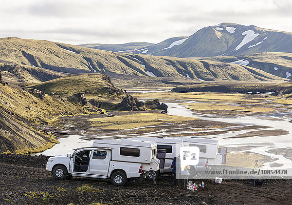 Reisegruppe mit Geländefahrzeugen in Island  Landmannalaugar