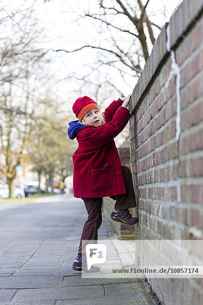 Mädchen klettert an einer Mauer,  Kiel,  Deutschland,  Europa