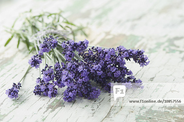 Bund Lavendel auf Holztisch