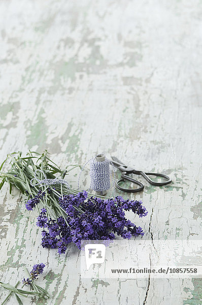Bund Lavendel auf Holztisch