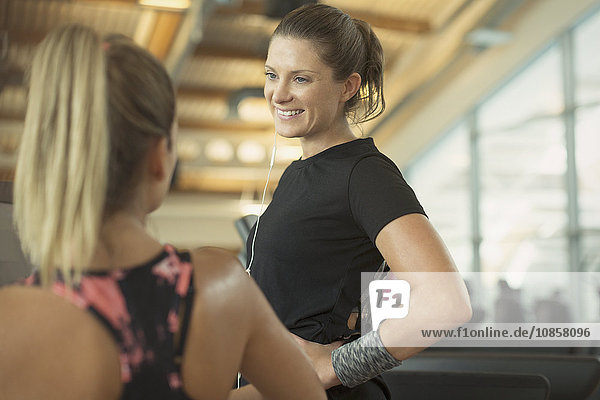 Lächelnde Frauen im Fitnessstudio