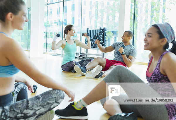 Frauen beim Sprechen und Ausruhen im Fitnessstudio