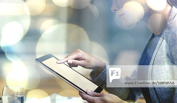Geschäftsfrau mit Digital Tablet