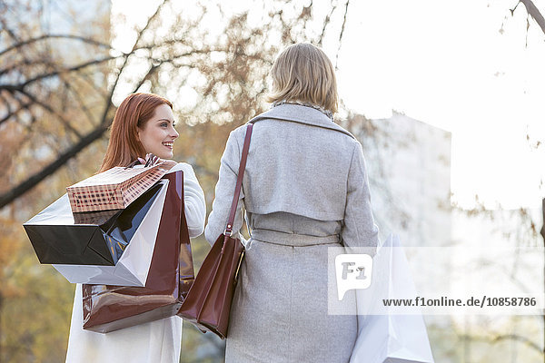 Frauen mit Einkaufstaschen im Stadtpark