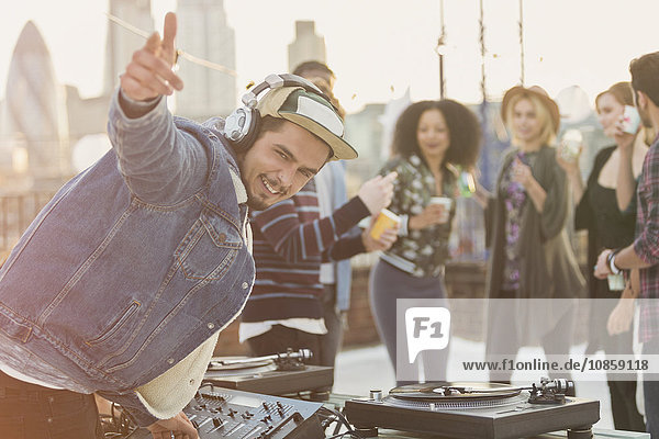 Portrait begeisterter DJ mit Gesten auf der Dachparty