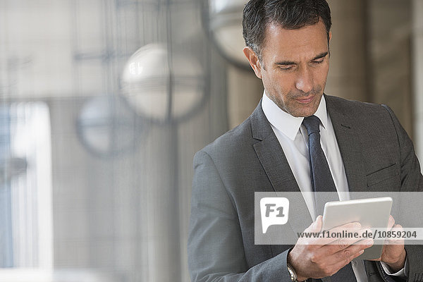 Corporate Geschäftsmann mit digitalen Tabletts im Freien