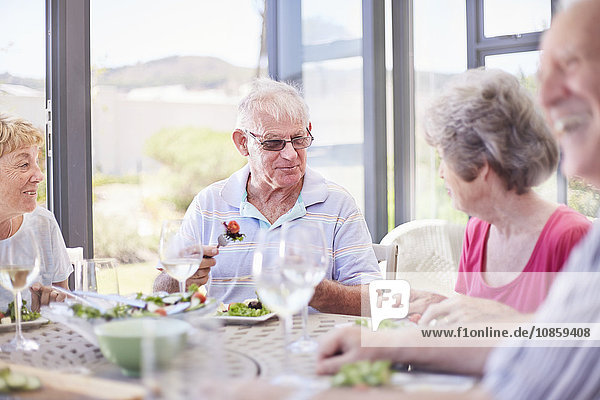 Seniorenpaare beim Mittagessen auf der Terrasse