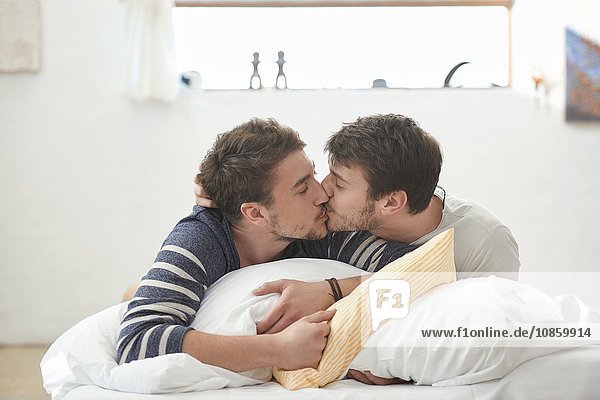 Homosexuelles Paar liegt im Bett