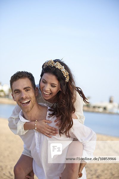 Junges Paar am Strand  Fuerteventura  Sapnien  Europa
