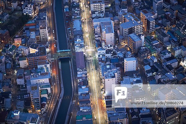 Draufsicht auf Stadt und Autobahnen bei Nacht  Tokio  Japan