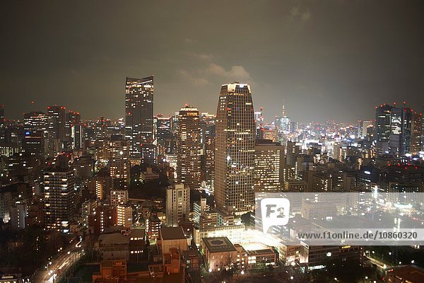 Stadtbildansicht mit Wolkenkratzern bei Nacht  Tokio  Japan