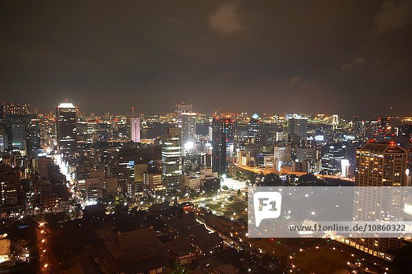 Wolkenkratzer-Stadtbild bei Nacht  Tokio  Japan