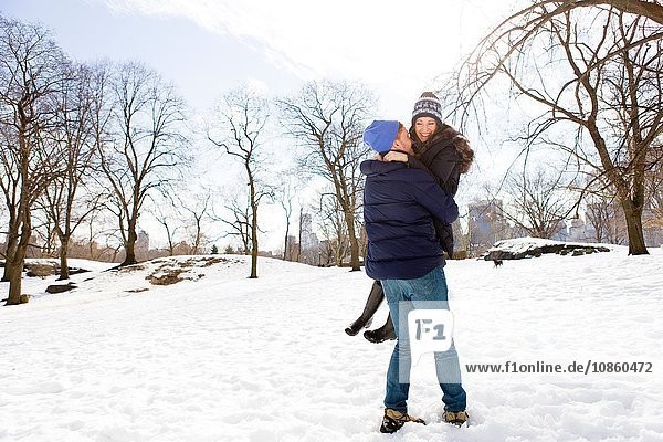 Romantischer junger Mann mit Freundin im verschneiten Central Park  New York  USA