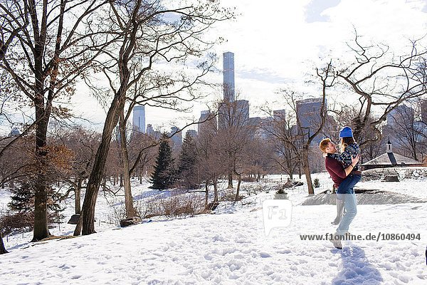 Romantisches junges Paar amüsiert sich im verschneiten Central Park  New York  USA