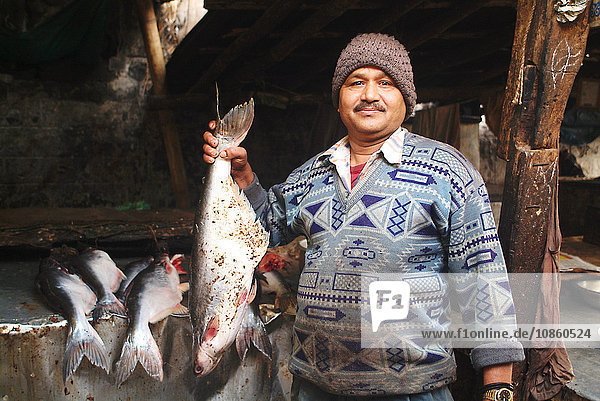 Inder auf dem Fischmarkt  Sikkim  Indien  Asien
