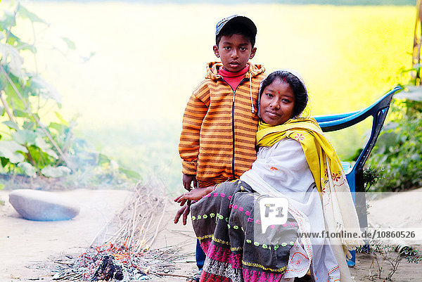 Mutter und Sohn an einer Feuerstelle  Majuli  Assam  Indien  Asien
