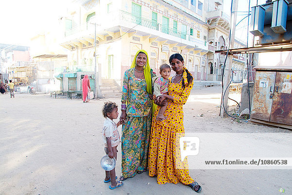 Indische Mütter mit Kindern  Ajmer  Rajasthan  Indien  Asien