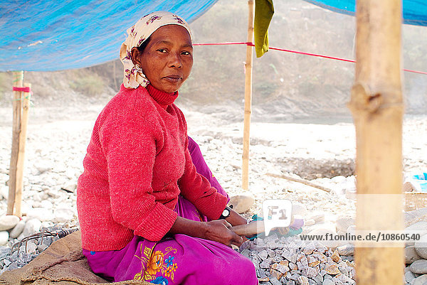Inderin zerbricht Steine  Jorethang  Sikkim  Indien  Asien