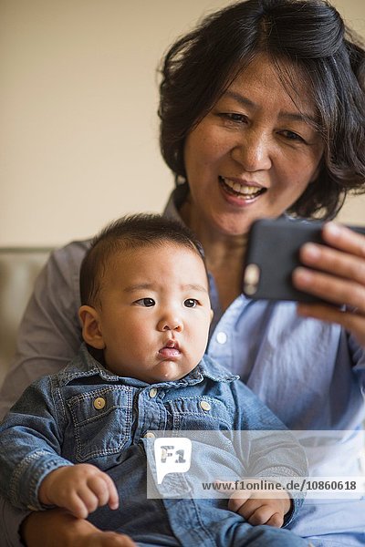 Großmutter zeigt Enkel Smartphone