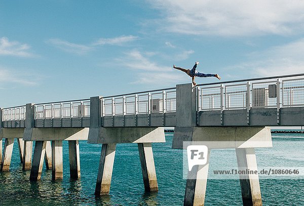 Ein erwachsener Mann balanciert auf einer Brücke South Pointe Park South Beach Miami Florida USA