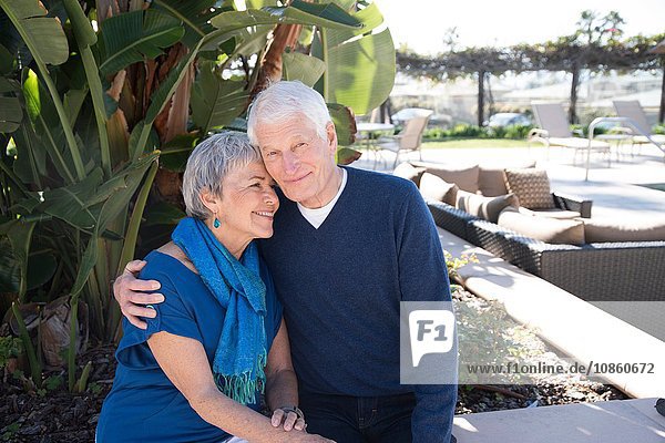 Porträt eines älteren Ehepaares im Freien  lächelnd