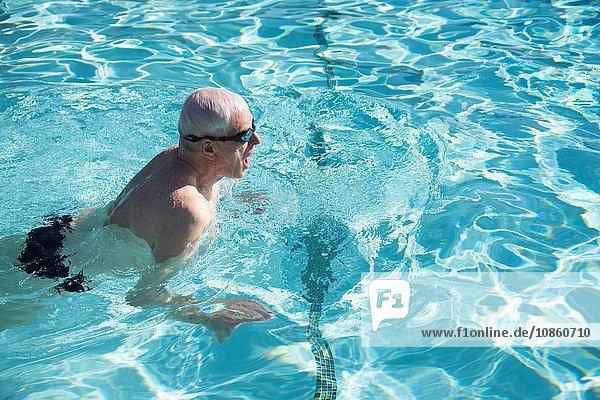 Senioren schwimmen im Freibad