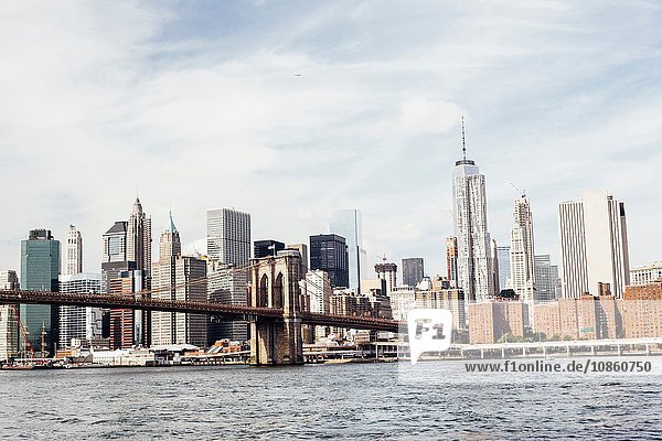 Stadtbildansicht der Brooklyn Bridge über den East River  New York  USA