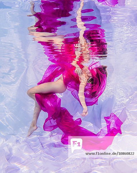 Unterwasser-Model  mit rosa Stoff drapiert