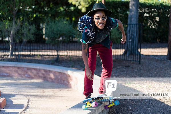 Frau beim Skateboarden im Park