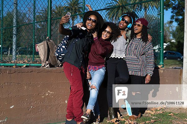 Gruppe von Freundinnen im Park  Selbstporträt  mit Smartphone