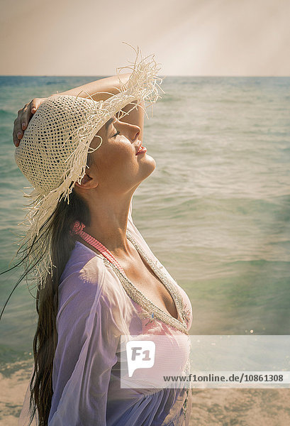Hübsche junge Frau mit Sonnenhut am Strand von Miami  Florida  USA
