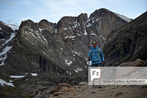 Wanderer erkundet Chasm Lake  Rocky Mountains National Park  Colorado