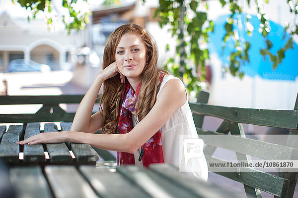 Porträt einer jungen Frau in der Stadt im Bürgersteig-Café
