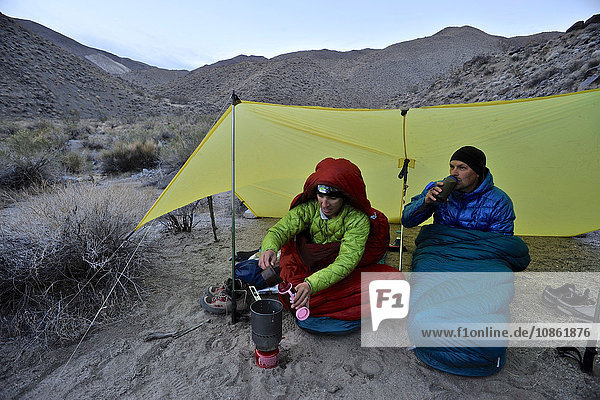 Wanderer  die in der Wüste zelten  Cottonwood Canyon  Death Valley National Park  Kalifornien