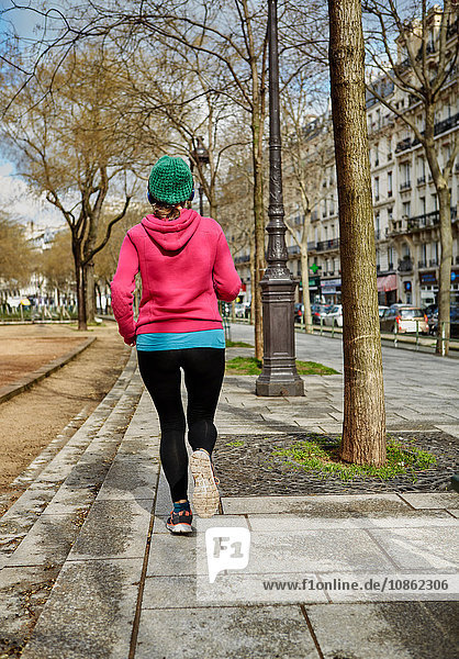 Rückansicht einer joggenden Frau auf der Straße