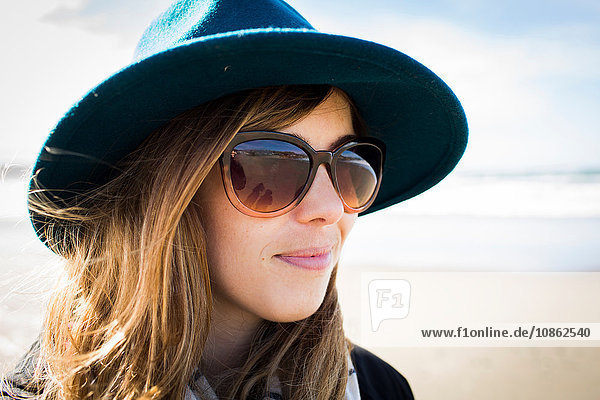 Porträt einer stilvollen Frau mit Filzhut und Sonnenbrille  Dillon Beach  Kalifornien  USA