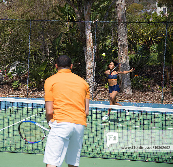 Tennis spielendes Paar