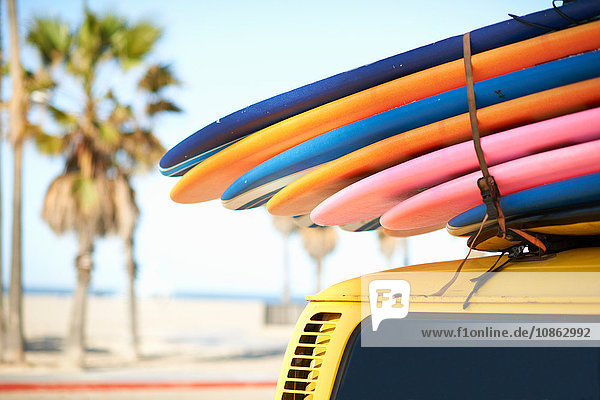 Mehrfarbige Surfbretter am Fahrzeug festgebunden  Venice Beach  Los Angeles  USA